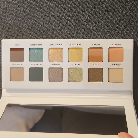 Iconic beachside Babe eyeshadow pallate - Picture 3 of 3